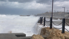  شاهد: بحر يافا الهائج مع استمرار تأثير المنخفض الجوّي 